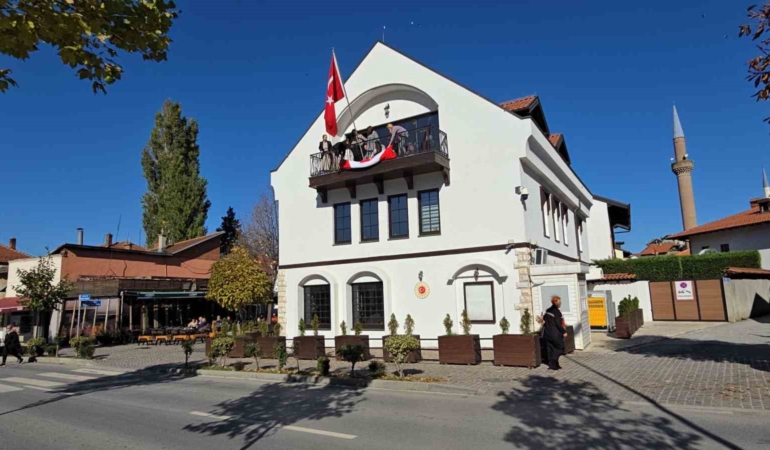 kosovali-102-kadin-turkiye-cumhuriyetinin-kurulusunun-102-yildonumu-icin-bayrak-ordu-U9LC8ZTX.jpg