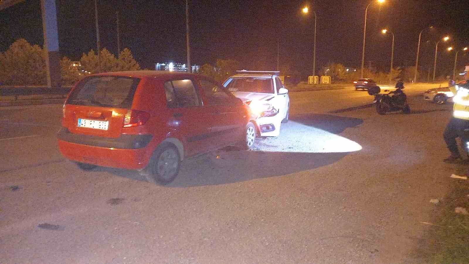 Kotrolden çıkan otomobil radar görevi yapan polis aracına çarptı, 2 kişi yaralandı 5 kotrolden cikan otomobil radar gorevi yapan polis aracina carpti 2 kisi yaralandi 1 VKkjlzFT