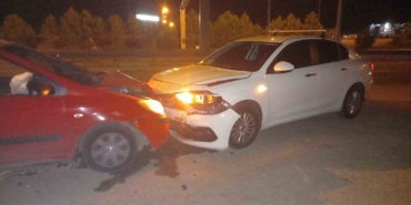 kotrolden-cikan-otomobil-radar-gorevi-yapan-polis-aracina-carpti-2-kisi-yaralandi-wC2FIN4V.jpg