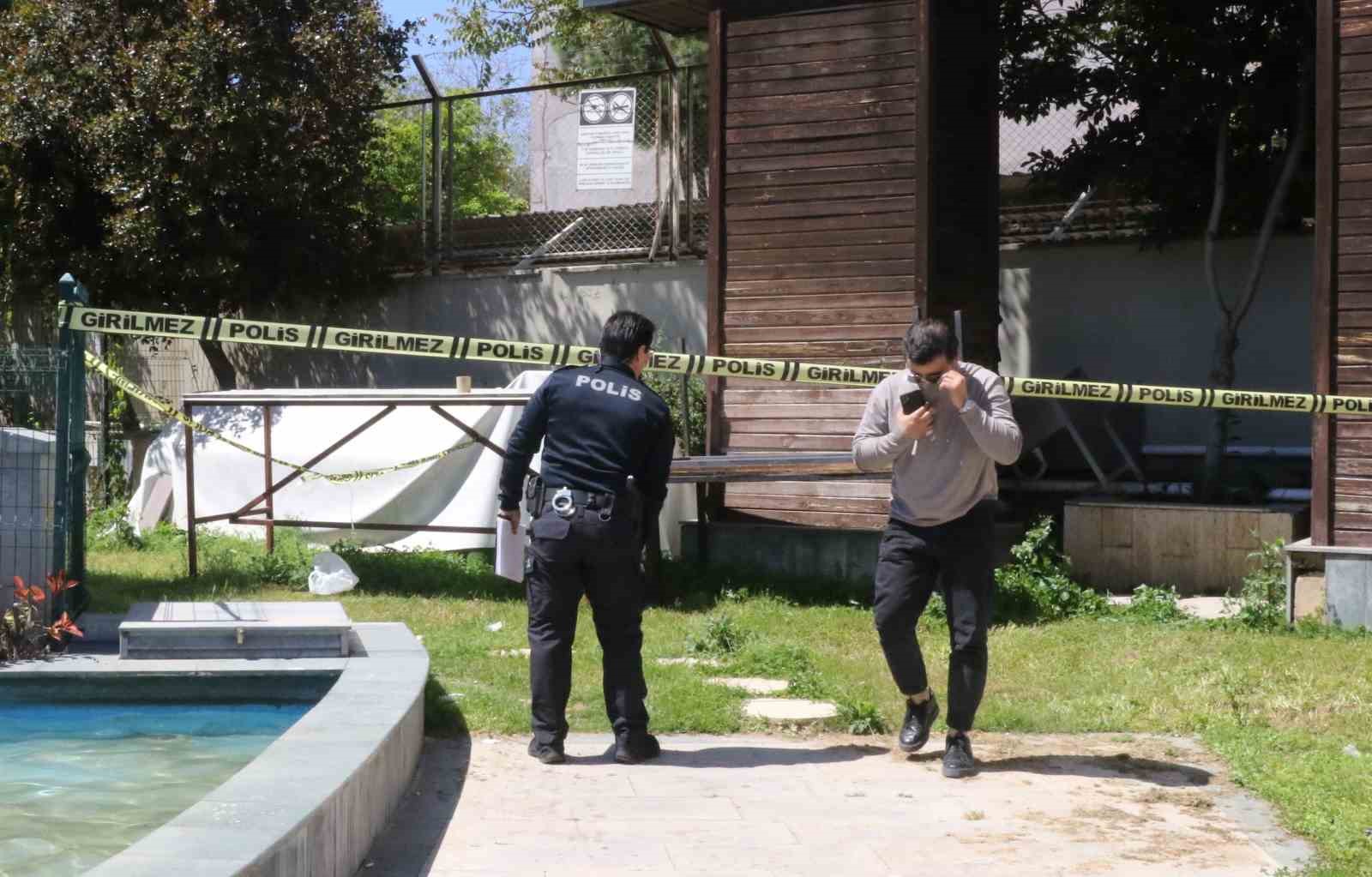 Kötü kokudan şüphelenerek baktıkları reklam panosundan tanınmayacak halde ceset çıktı 5 kotu kokudan suphelenerek baktiklari reklam panosundan taninmayacak halde ceset cikti 1 yZQBWluO