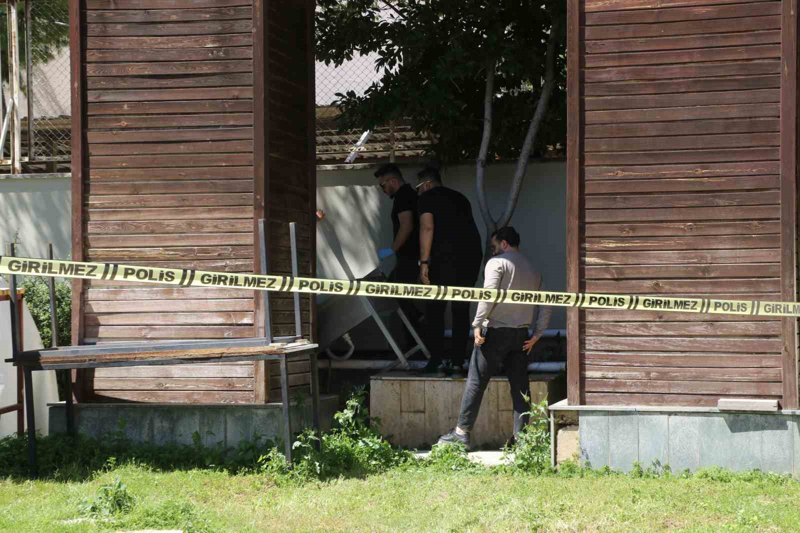 Kötü kokudan şüphelenerek baktıkları reklam panosundan tanınmayacak halde ceset çıktı 6 kotu kokudan suphelenerek baktiklari reklam panosundan taninmayacak halde ceset cikti 2 bQaQRw4z