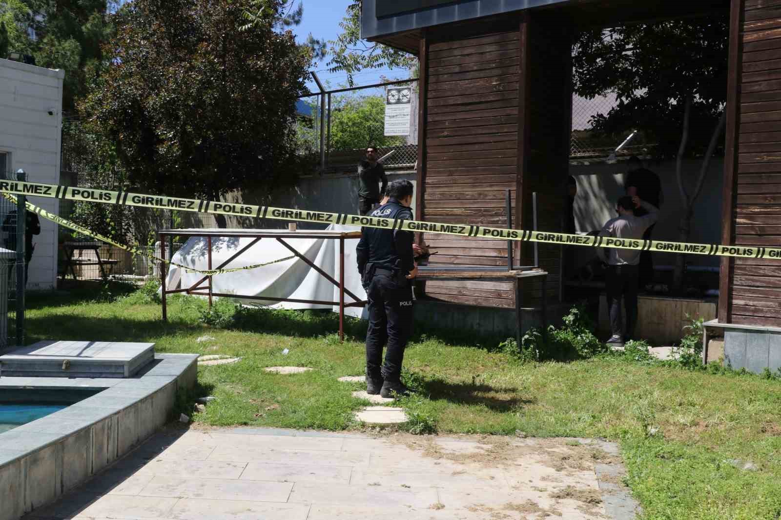 Kötü kokudan şüphelenerek baktıkları reklam panosundan tanınmayacak halde ceset çıktı 7 kotu kokudan suphelenerek baktiklari reklam panosundan taninmayacak halde ceset cikti 3 1q1f4FYW