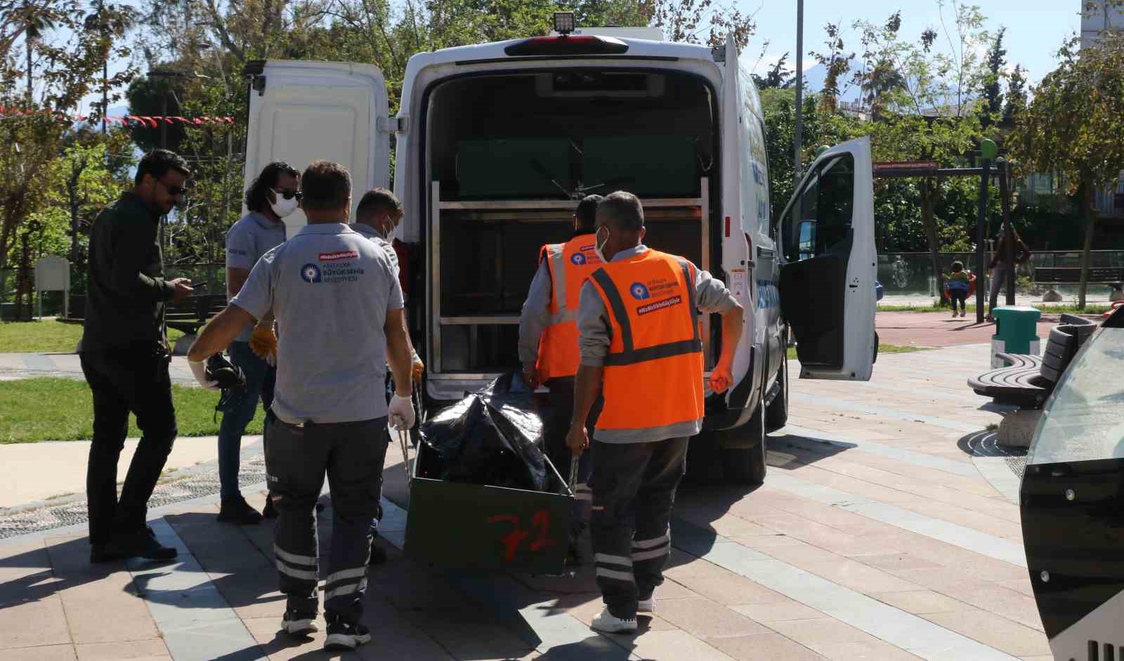 Kötü kokudan şüphelenerek baktıkları reklam panosundan tanınmayacak halde ceset çıktı 11 kotu kokudan suphelenerek baktiklari reklam panosundan taninmayacak halde ceset cikti 7 Vm9t9Fz1