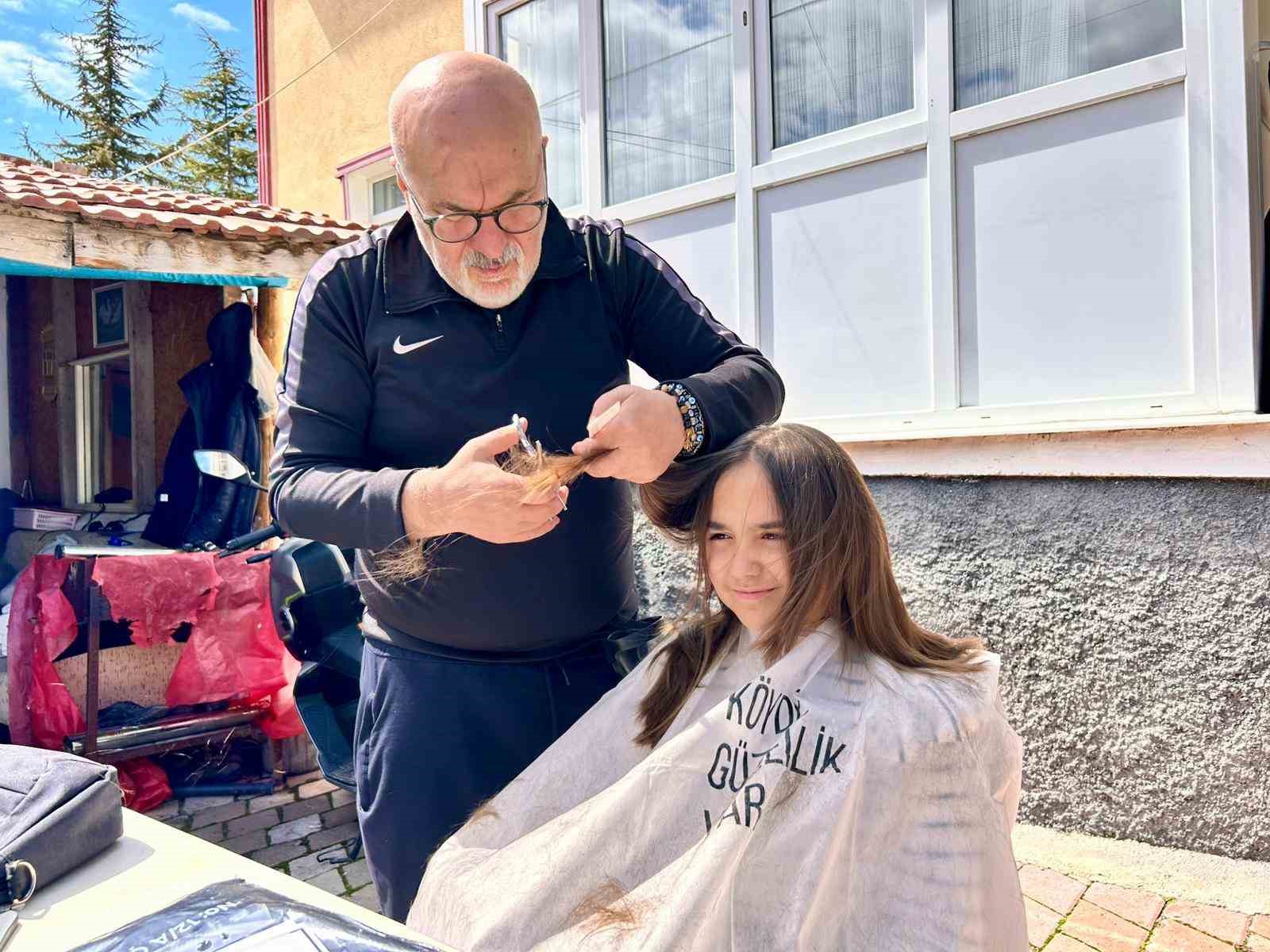 Köy köy gezen kuaför kız çocuklarının saçını ücretsiz kesiyor 5 koy koy gezen kuafor kiz cocuklarinin sacini ucretsiz kesiyor 1 G4ZV8miz