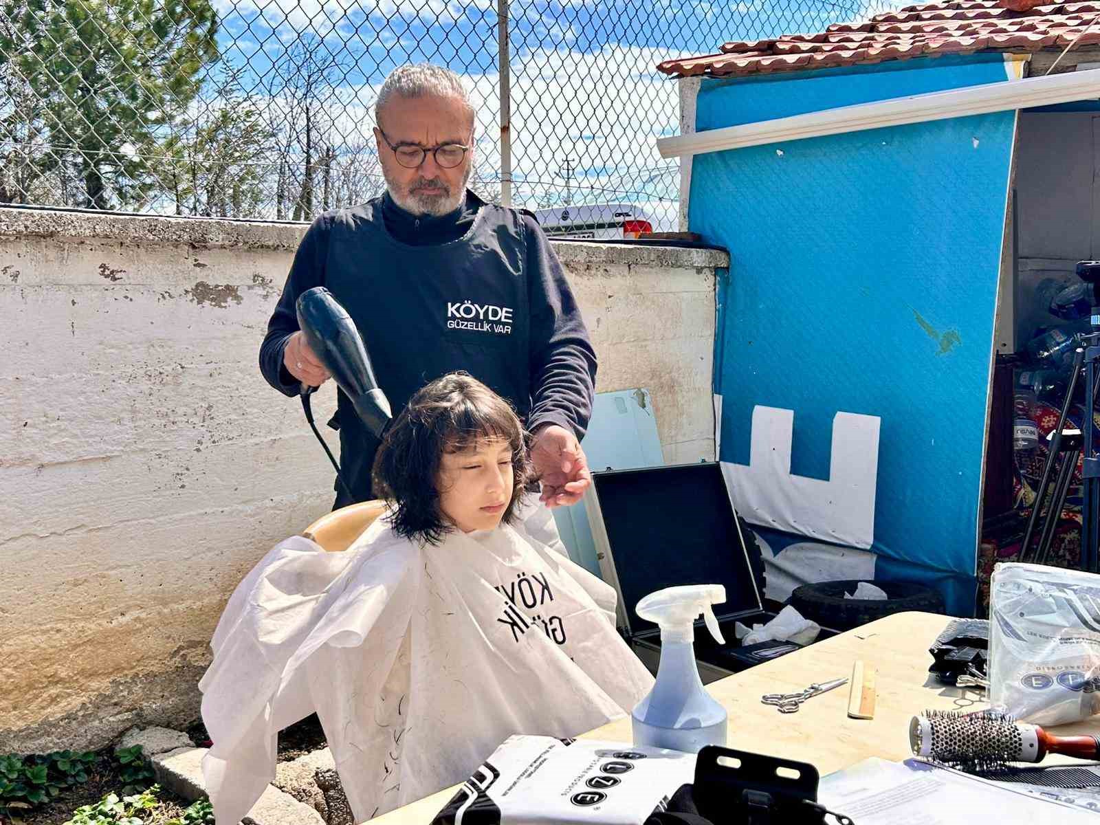 Köy köy gezen kuaför kız çocuklarının saçını ücretsiz kesiyor 7 koy koy gezen kuafor kiz cocuklarinin sacini ucretsiz kesiyor 3 k4IuUBCi