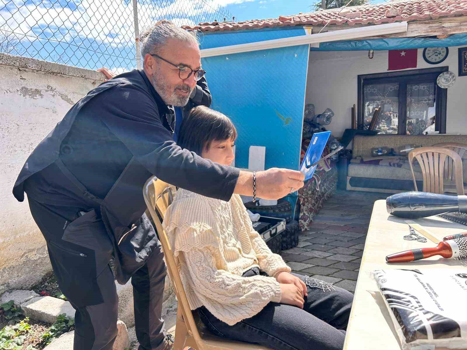 Köy köy gezen kuaför kız çocuklarının saçını ücretsiz kesiyor 8 koy koy gezen kuafor kiz cocuklarinin sacini ucretsiz kesiyor 4 w9clyKYl