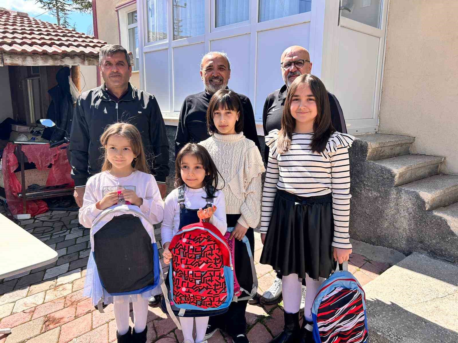 Köy köy gezen kuaför kız çocuklarının saçını ücretsiz kesiyor 9 koy koy gezen kuafor kiz cocuklarinin sacini ucretsiz kesiyor 5 mO3H1cui