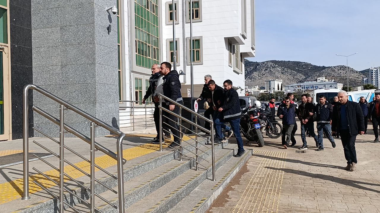 koy kusatildi katiller ile onlara yardim edenler yakalandi 4 supheli adliyeye sevk edildi 0 lsbe7u4k