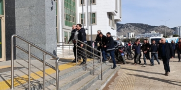 koy-kusatildi-katiller-ile-onlara-yardim-edenler-yakalandi-4-supheli-adliyeye-sevk-edildi-qU6w1XGD.jpg