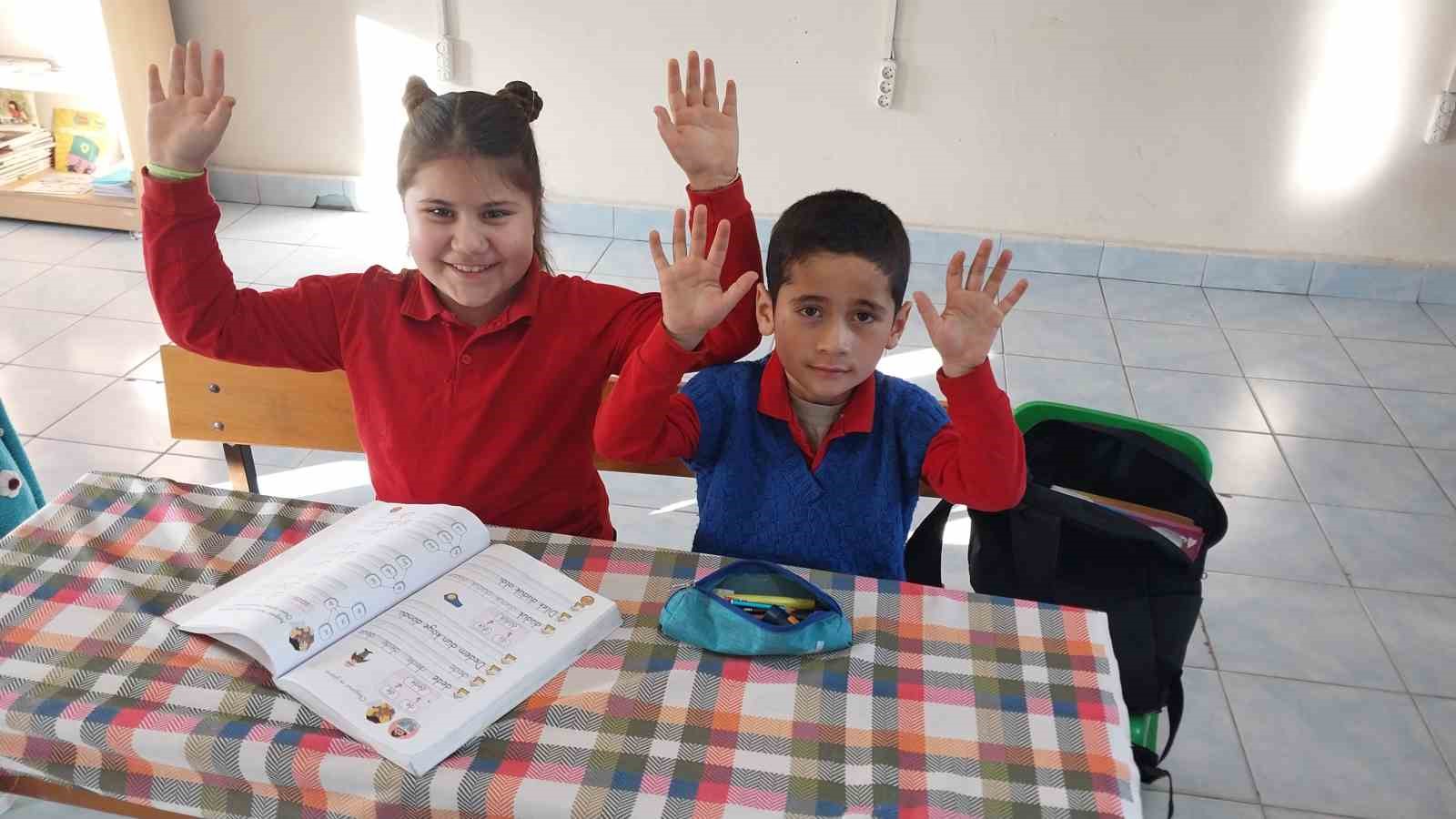 koy okulu 2 ogrenci icin acik ogrenciler karnelerini aldi 2 TGFICEva