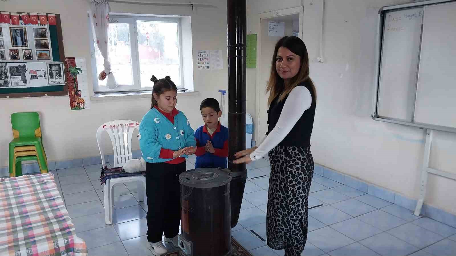 koy okulu 2 ogrenci icin acik ogrenciler karnelerini aldi 4 bU76IvYa