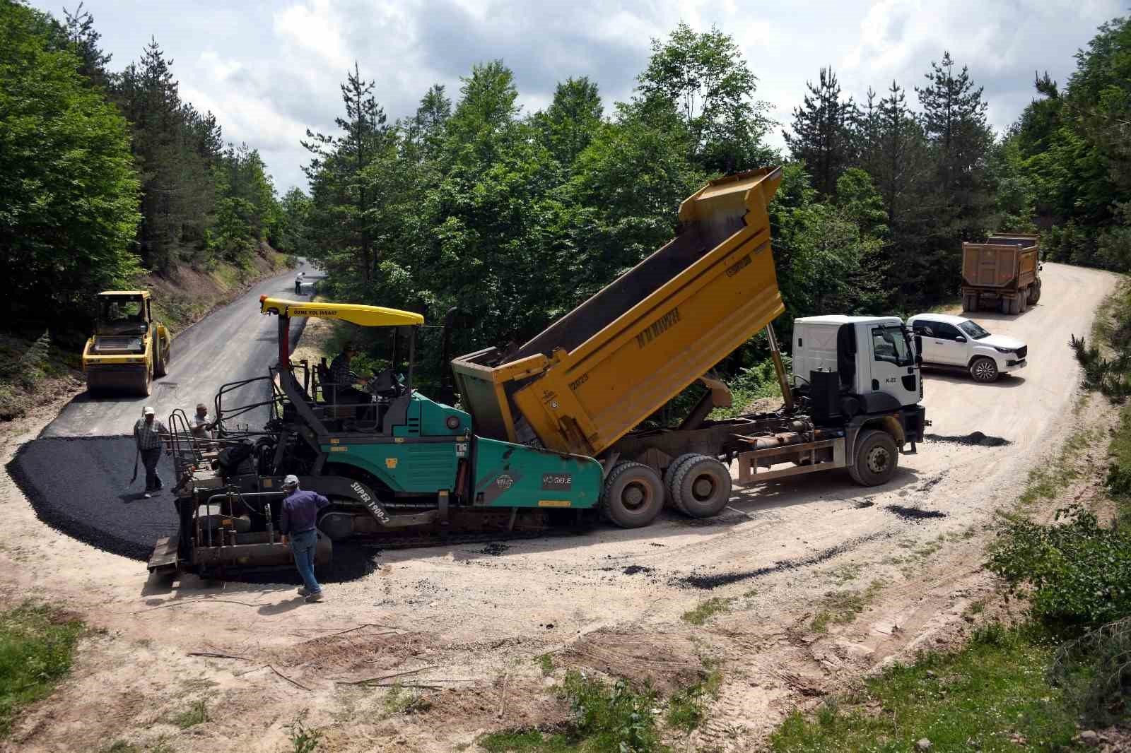 Köy yolları asfaltlanan vatandaşlar şükür kurbanı kesti 5 koy yollari asfaltlanan vatandaslar sukur kurbani kesti 1 H963N3UM