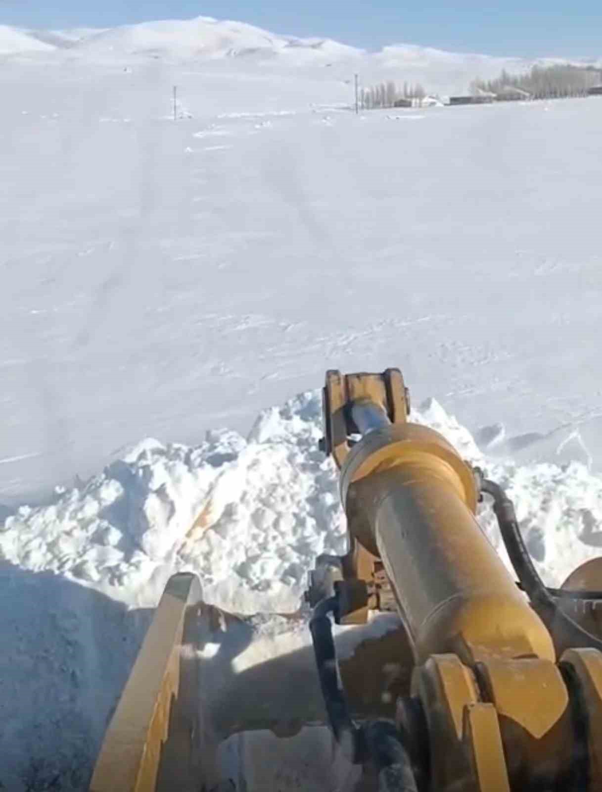 Köy yolları için zorlu mücadele: Kar kalınlığının 2 metreyi aştığı bölgede ekipler aralıksız mesai yapıyor 6 koy yollari icin zorlu mucadele kar kalinliginin 2 metreyi astigi bolgede ekipler araliksiz mesai AIKOGmtT