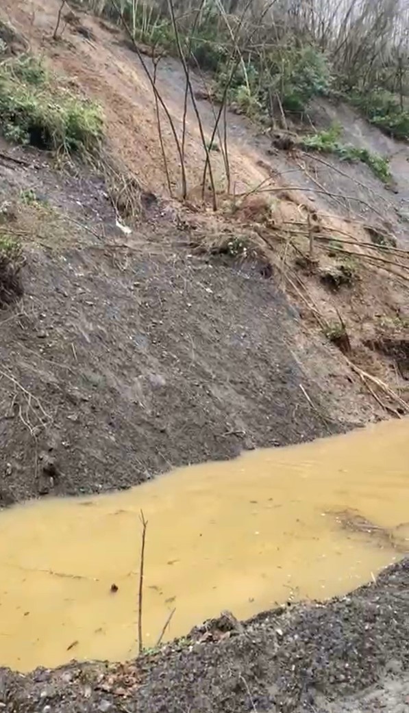 Köy yolunda tekrar heyelan meydana geldi 6 koy yolunda tekrar heyelan meydana geldi 2 AShnFs7i