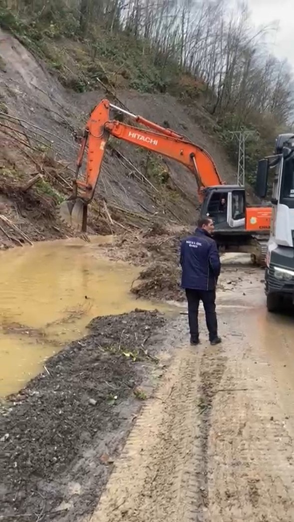 Köy yolunda tekrar heyelan meydana geldi 7 koy yolunda tekrar heyelan meydana geldi 3 jXiKcNvg