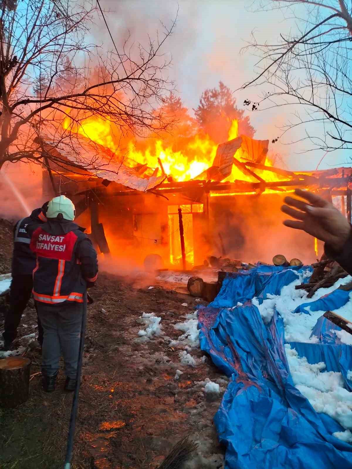 Köyde çıkan yangında bir ev kullanılamaz hale geldi 5 koyde cikan yanginda bir ev kullanilamaz hale geldi 1 zKVSNUMg