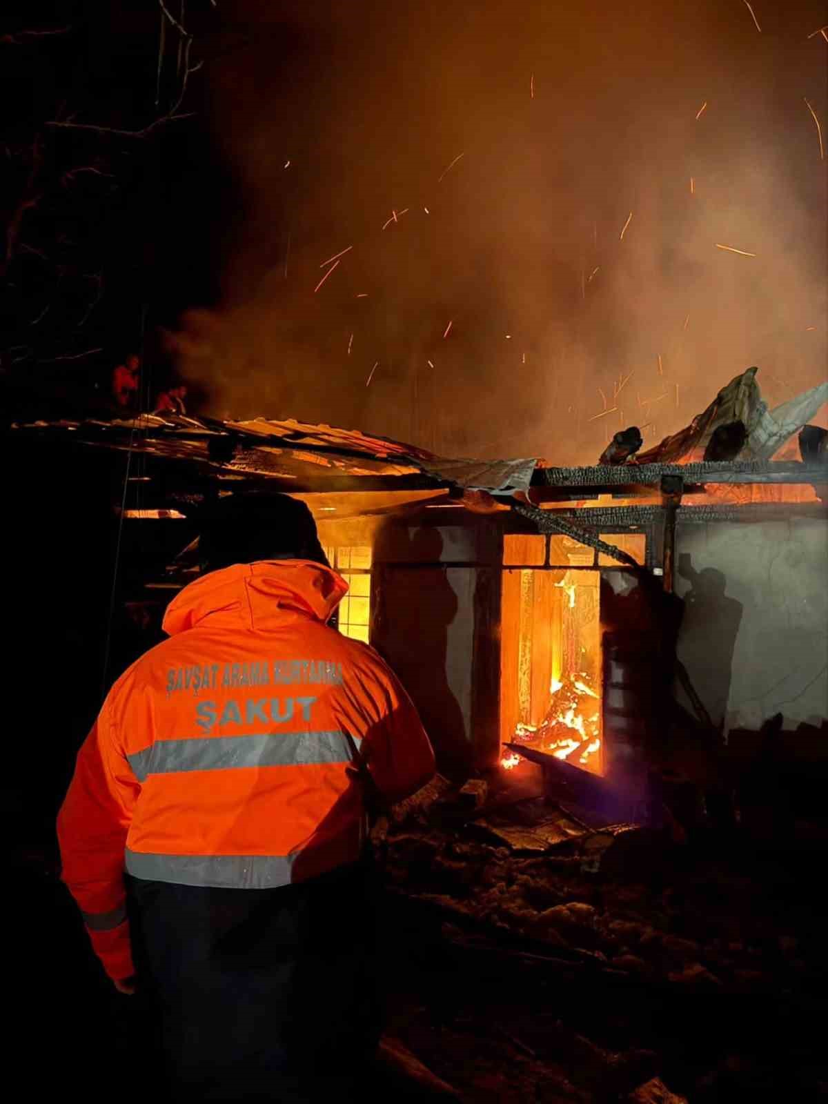 Köyde çıkan yangında bir ev kullanılamaz hale geldi 6 koyde cikan yanginda bir ev kullanilamaz hale geldi 2 1bQ2VMt8
