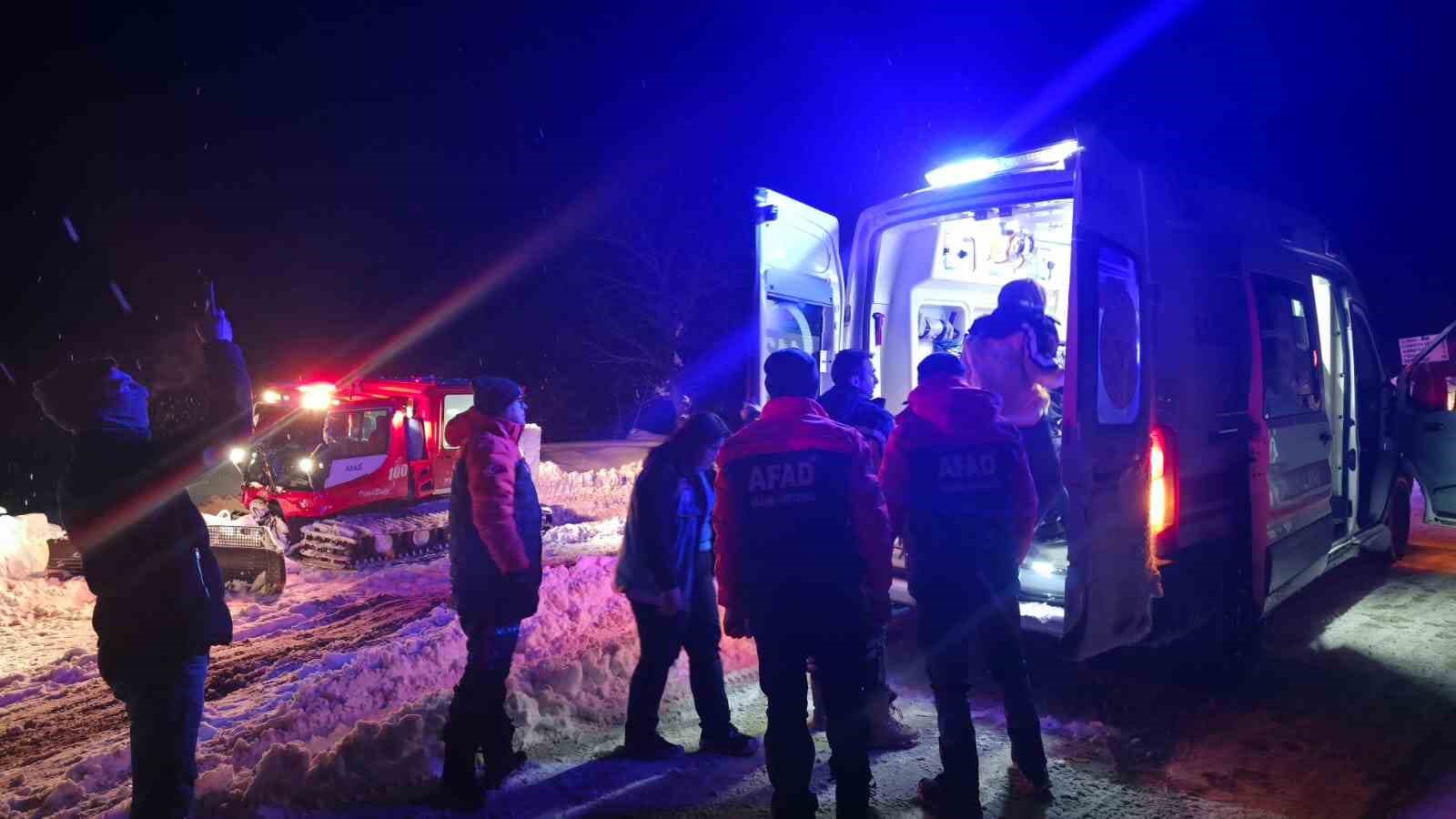 Köyde mahsur kalan tansiyon hastası, 5 saatlik mücadeleyle hastaneye ulaştırıldı 7 koyde mahsur kalan tansiyon hastasi 5 saatlik mucadeleyle hastaneye ulastirildi 3 ifRJTFh2