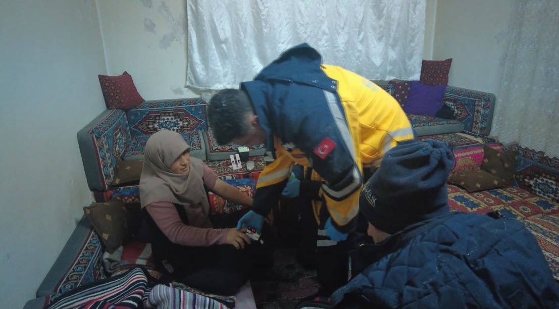 Köyde rahatsızlanan kadın için ekipler seferber oldu 8 koyde rahatsizlanan kadin icin ekipler seferber oldu 4 KyvVwckp