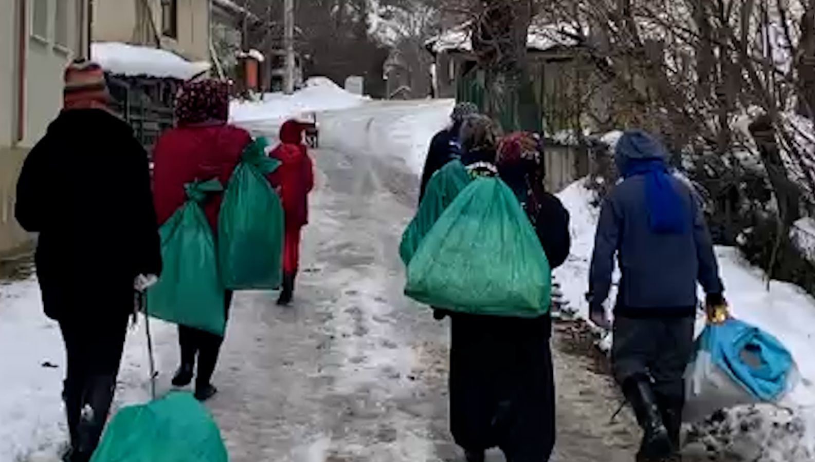 koylerde kar eglencesi cuvalin icine saman doldurup kayak yaptilar 2 YXgTyh9F