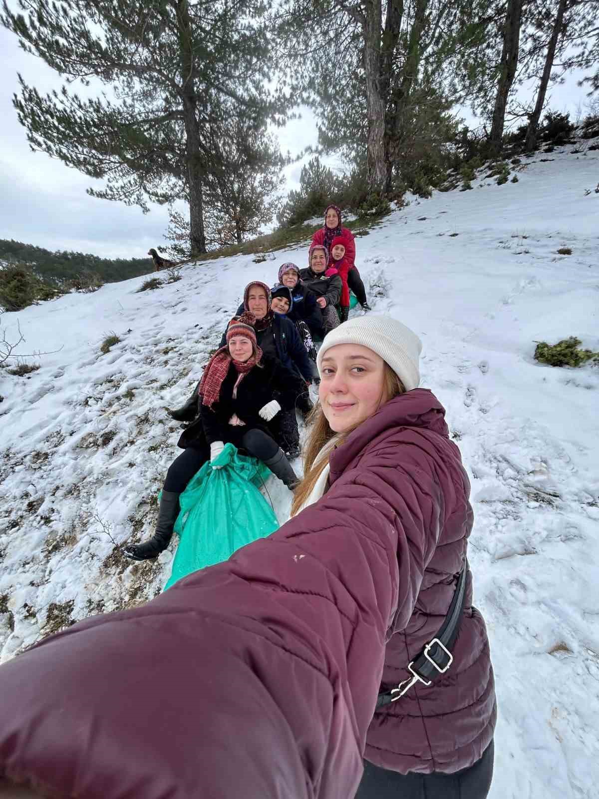 koylerde kar eglencesi cuvalin icine saman doldurup kayak yaptilar 3 Xi4ycnwM