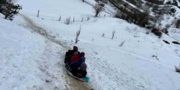 koylerde-kar-eglencesi-cuvalin-icine-saman-doldurup-kayak-yaptilar-99LCJlPm.jpg