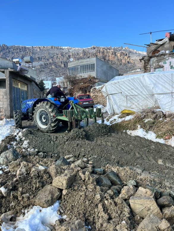 koyluler el ele verdi yarim birakilan yolu birlikte yapti 1 jWletZRL