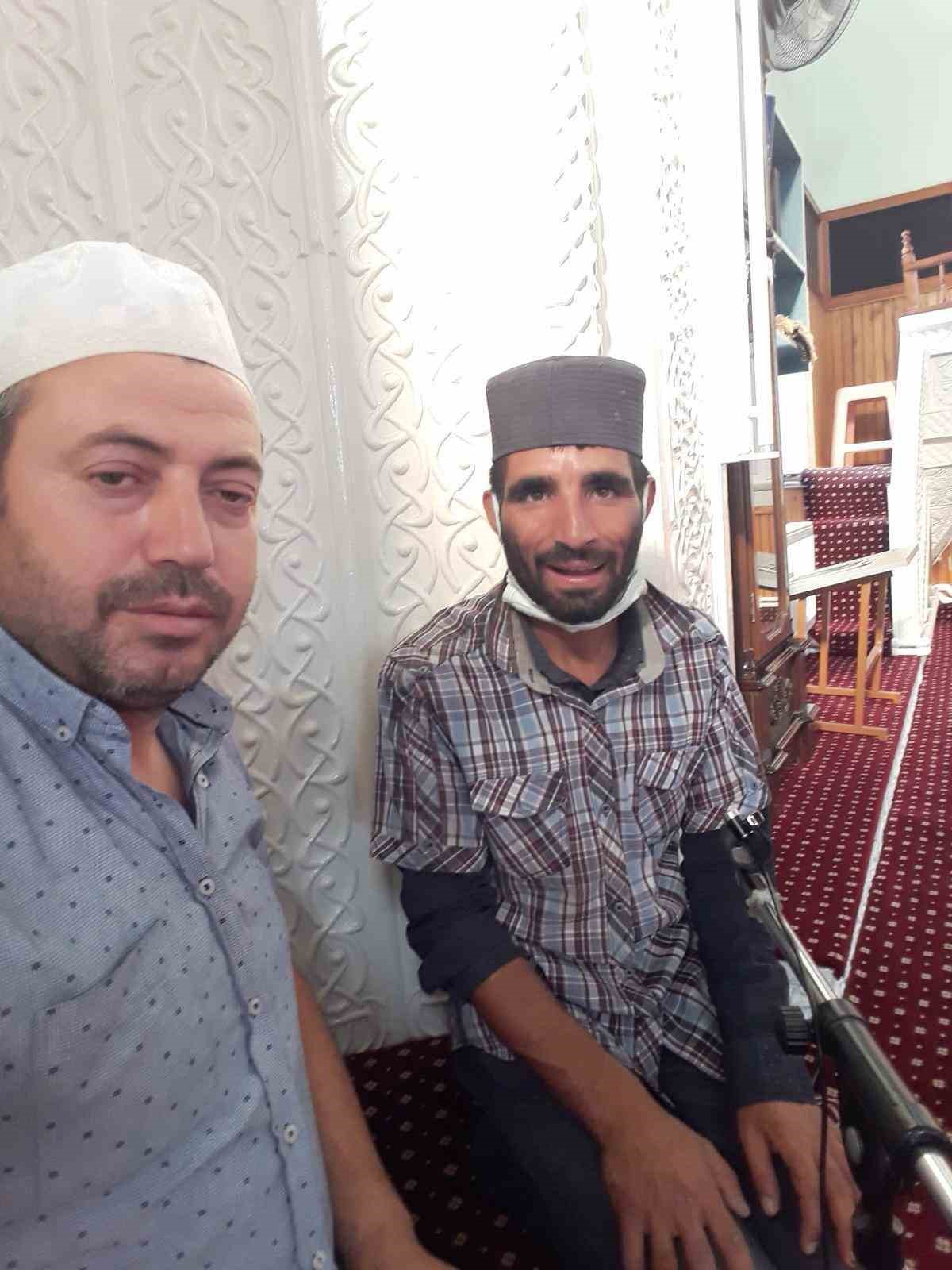 koyun nesesi engelli genc herkesi gozyaslarina bogdu imam ayakta durmakta gucluk cekti 5 kJVkUlT1