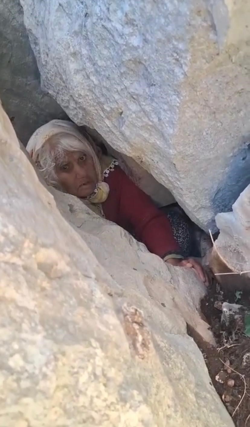 koyunlarini otlatan yasli kadin dustugu kayaliklarin arasinda 1 gun sonra bulundu 4 2KOjkFZa