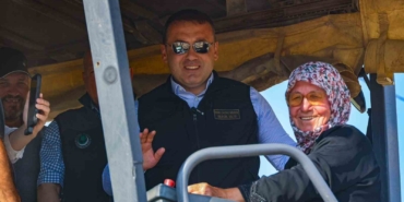 koyunun-sicak-asfaltini-73-yasindaki-emine-teyze-doktu-fnVX3YSO.jpg