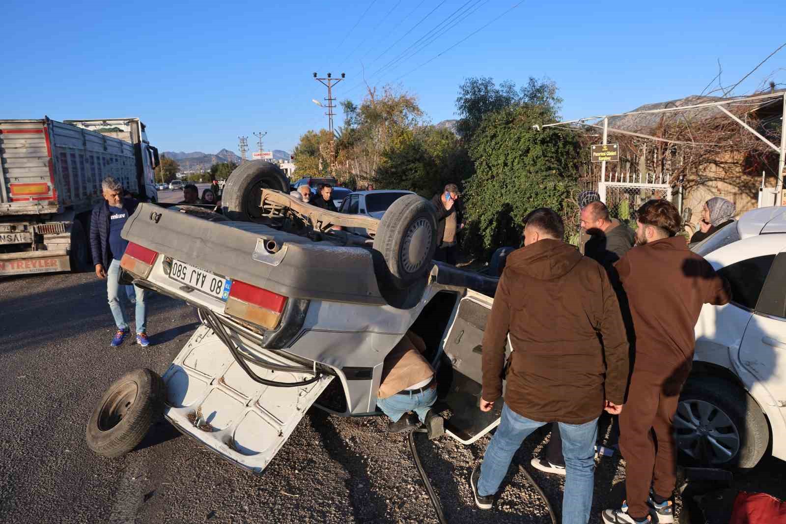 kozan kadirli yolunda hatali sollama kazaya neden oldu 2 agir yarali 1 qrygIwYP