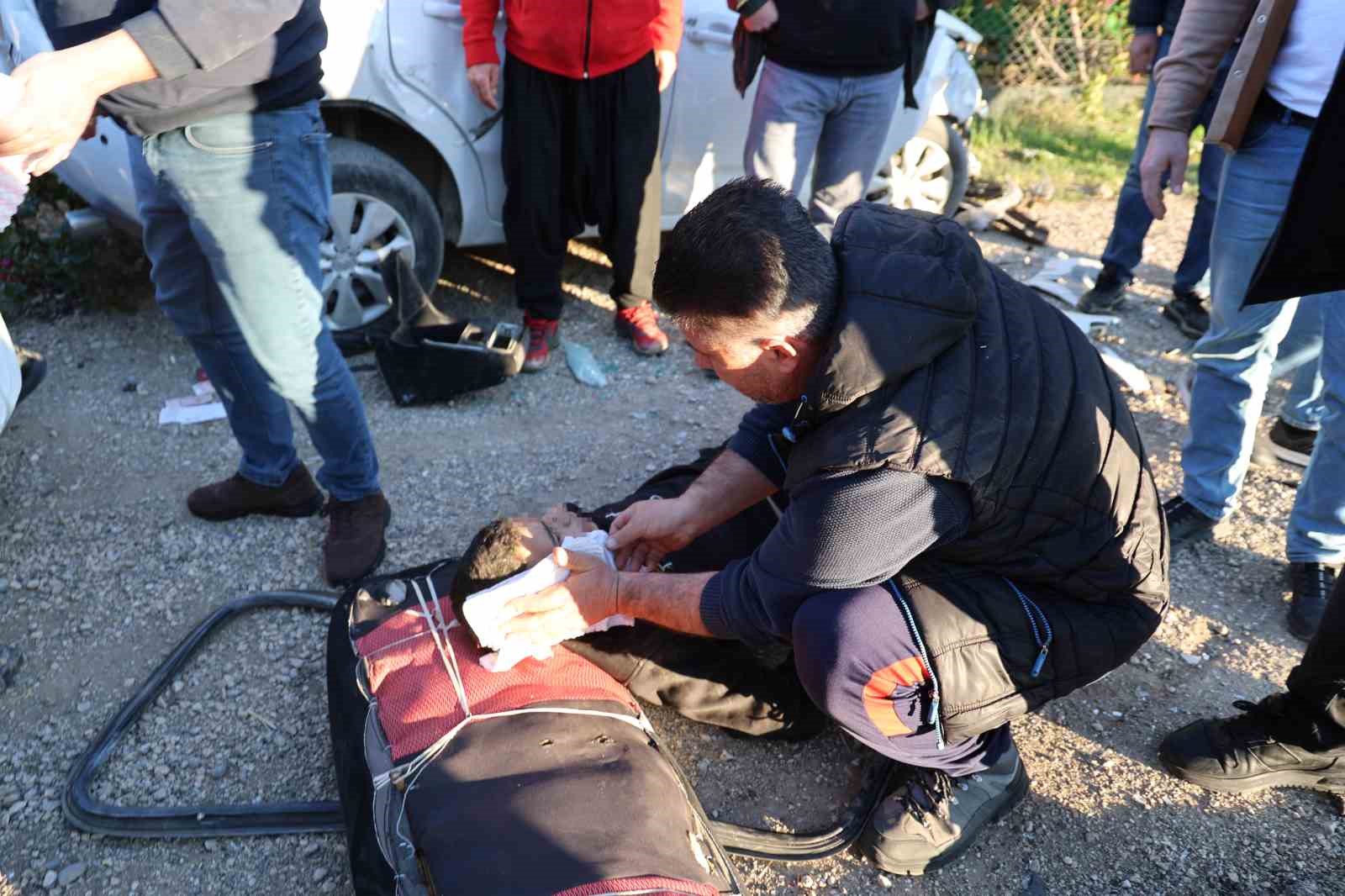 kozan kadirli yolunda hatali sollama kazaya neden oldu 2 agir yarali 2 qIMggXsK