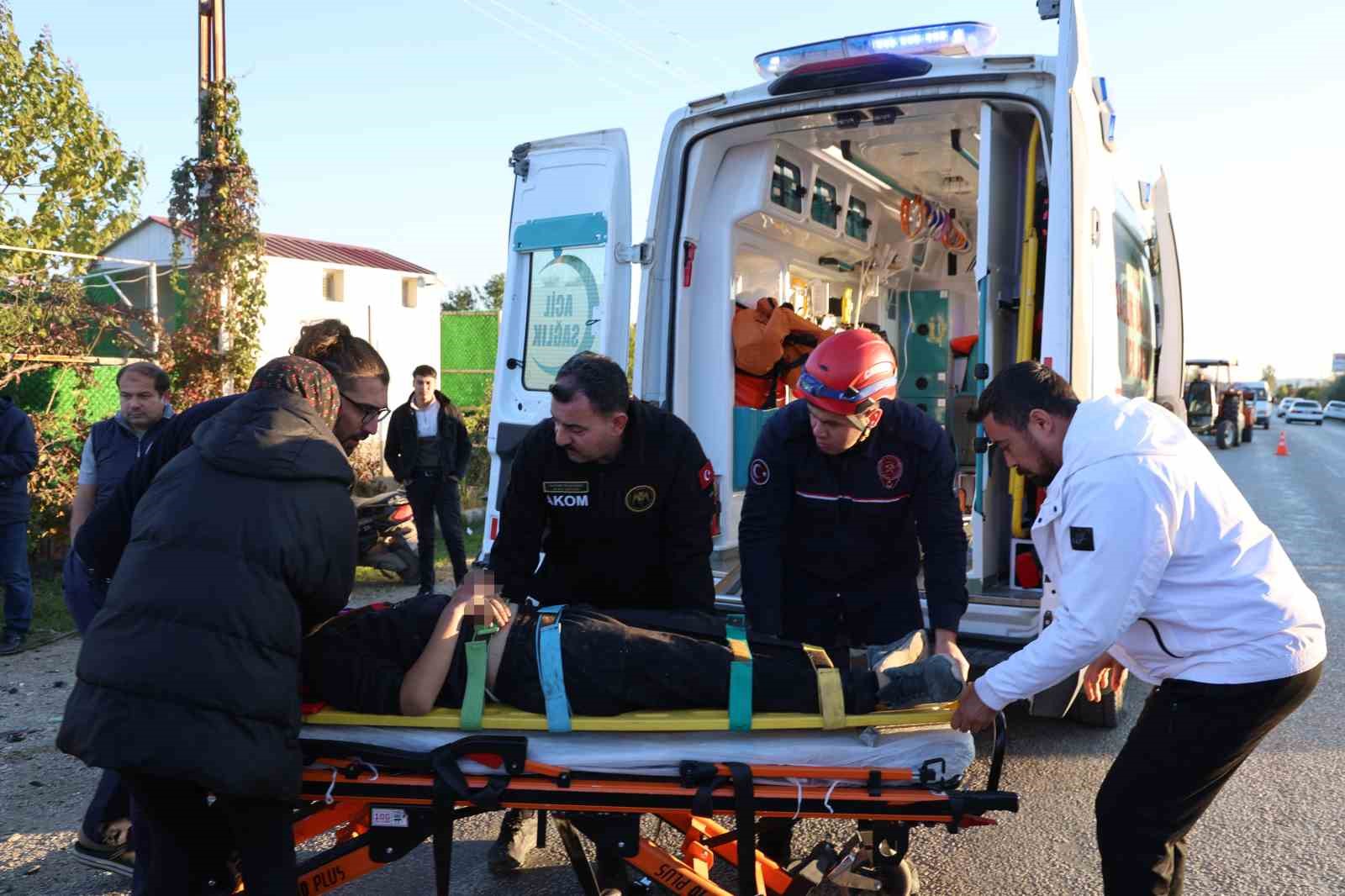 kozan kadirli yolunda hatali sollama kazaya neden oldu 2 agir yarali 5 DgwNTwJp