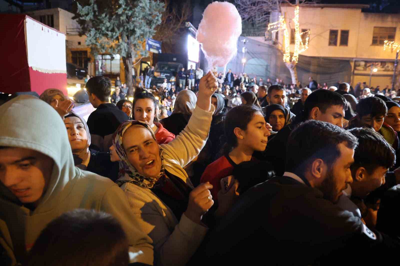 Kozan Kalesi’nden atılan topla tarihi çarşıda Ramazan coşkusu yaşandı 10 kozan kalesinden atilan topla tarihi carsida ramazan coskusu yasandi 6 vctqBzhP
