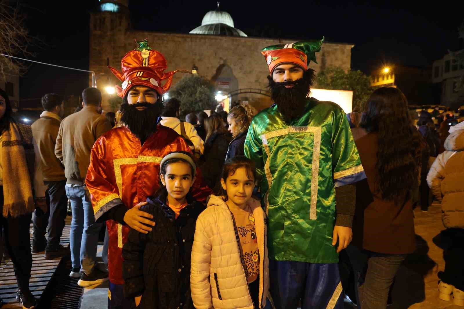Kozan Kalesi’nden atılan topla tarihi çarşıda Ramazan coşkusu yaşandı 13 kozan kalesinden atilan topla tarihi carsida ramazan coskusu yasandi 9 Pk9bqv93