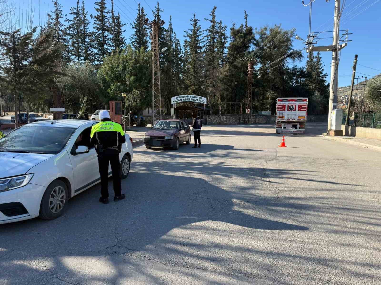 kozanda 10 arac ve 4 motosiklet trafikten men edildi 0 adkRiXRp