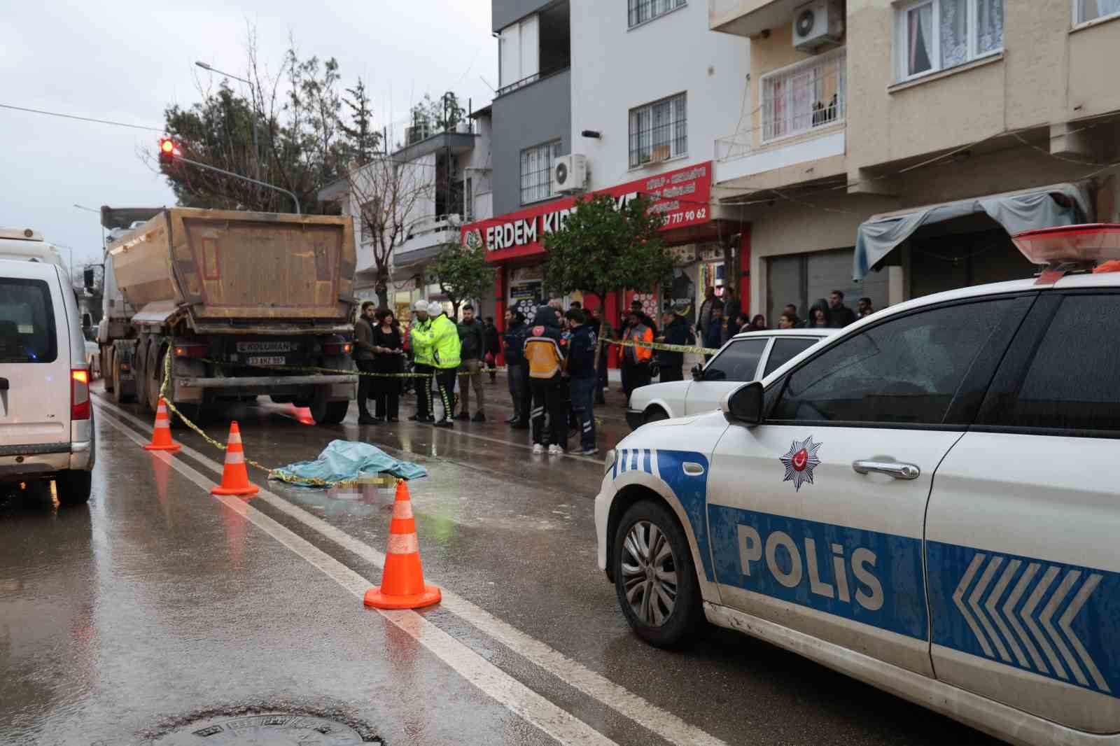 kozanda kamyonun carptigi yasli adam hayatini kaybetti 4
