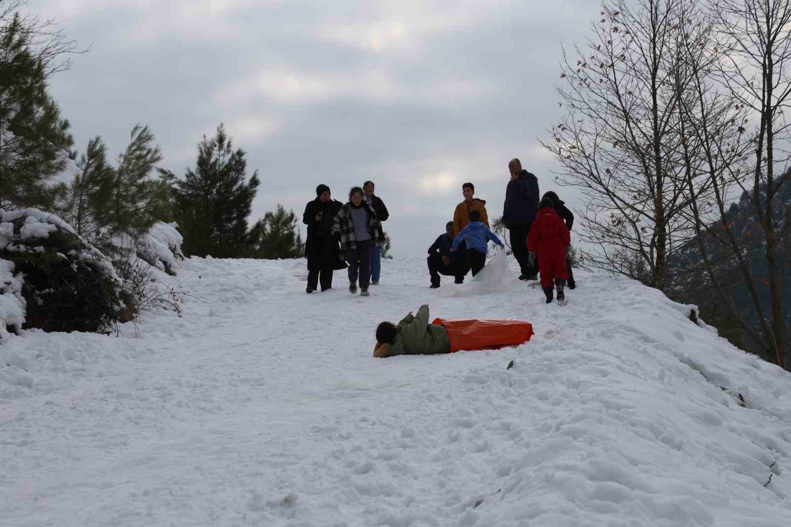 kozanda kar keyfi kardan adama sucuk ekmek ve salgam ikram ettiler 28 feMvjgqB