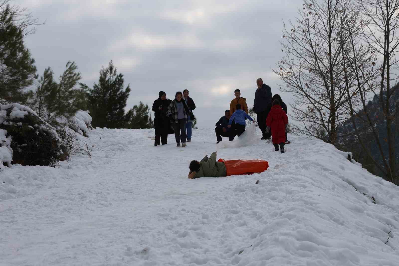 kozanda kar keyfi kardan adama sucuk ekmek ve salgam ikram ettiler 3 GwSpNqtH