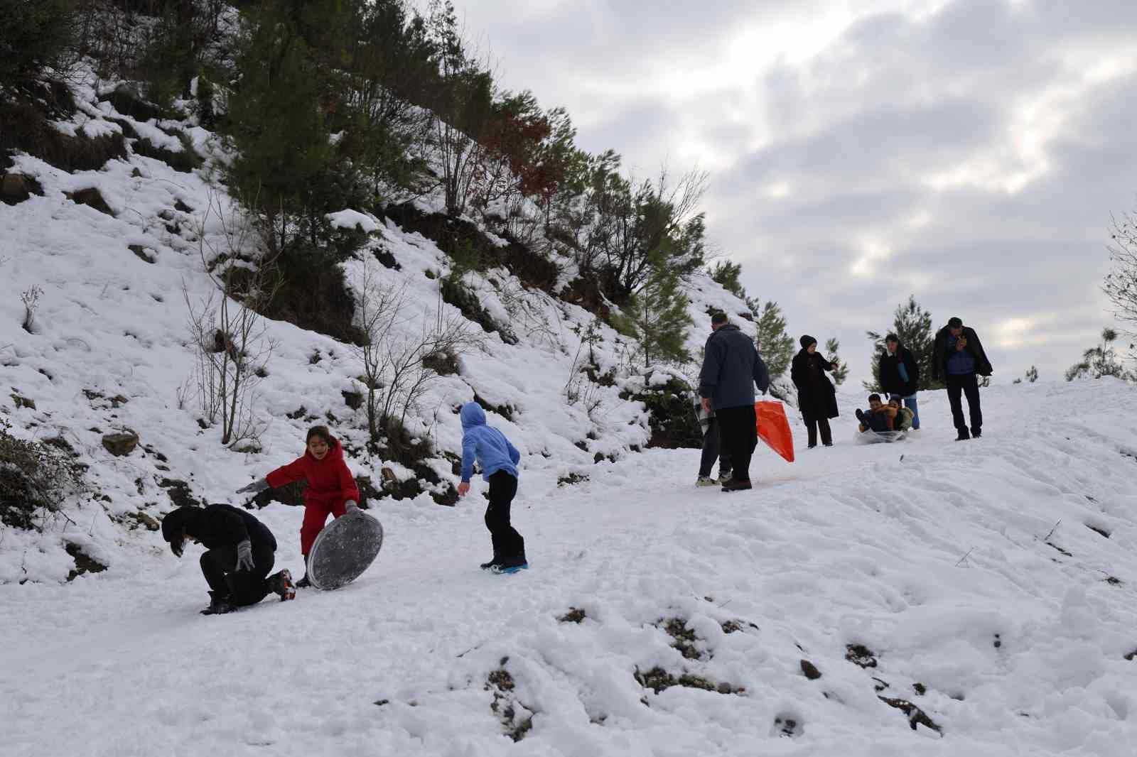 kozanda kar keyfi kardan adama sucuk ekmek ve salgam ikram ettiler 30 dNm194QE
