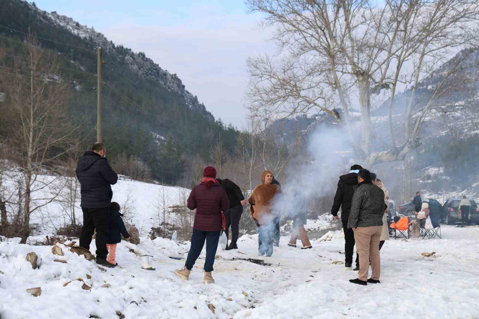 kozanda kar keyfi kardan adama sucuk ekmek ve salgam ikram ettiler 8 ZcUa1NeS