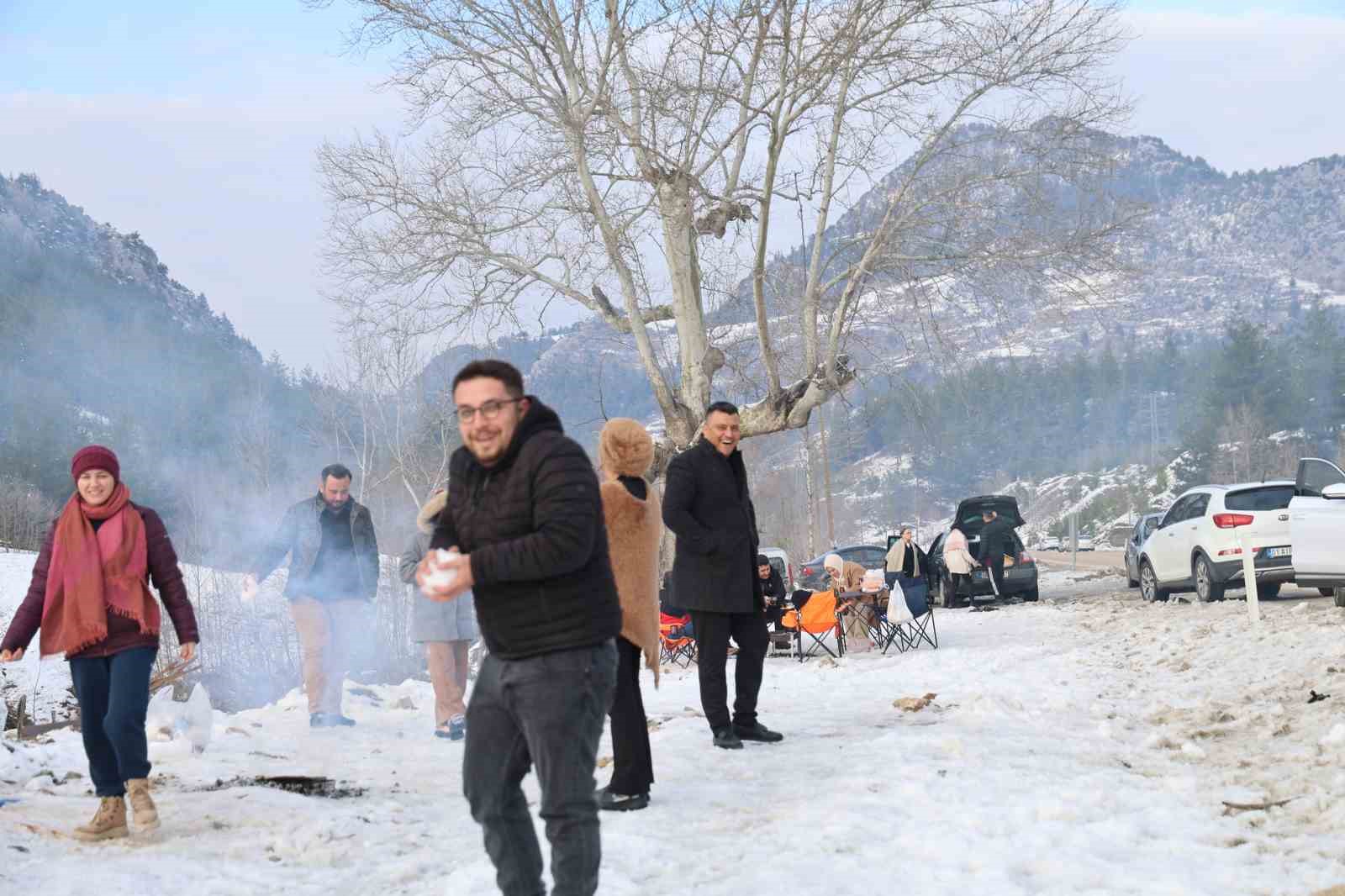 kozanda kar keyfi kardan adama sucuk ekmek ve salgam ikram ettiler 9 LAbdhMwj