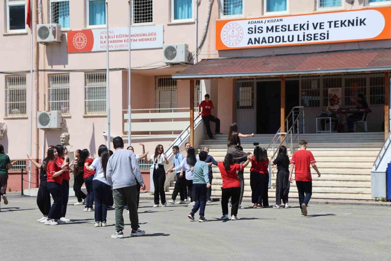 kozanda ogrenciler bahar senliginde salvar giyip adana sikmasi pisirdi 2 jRKCWuIA