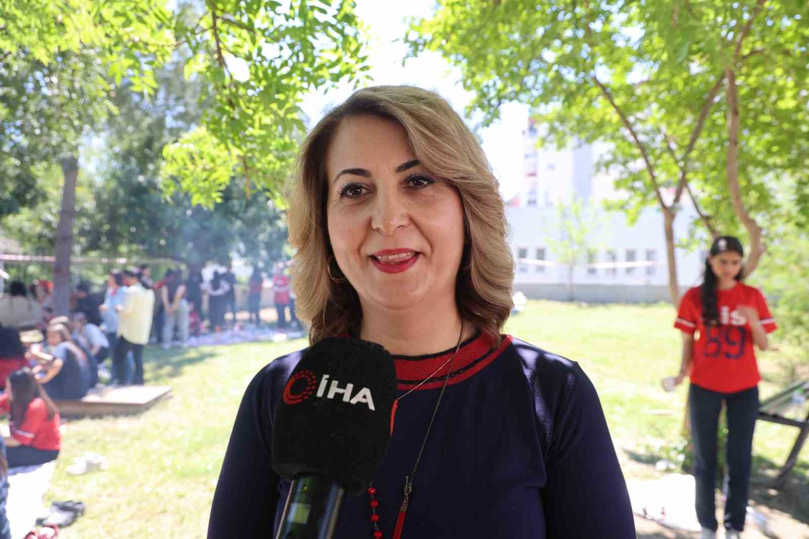 kozanda ogrenciler bahar senliginde salvar giyip adana sikmasi pisirdi 3 Vik2KEZ6