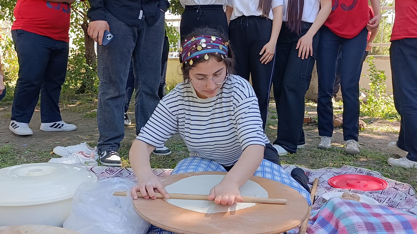 kozanda ogrenciler bahar senliginde salvar giyip adana sikmasi pisirdi 5 znEtzzH5