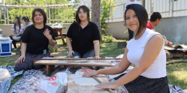 kozanda-ogrenciler-bahar-senliginde-salvar-giyip-adana-sikmasi-pisirdi-Szl2EMwg.jpg