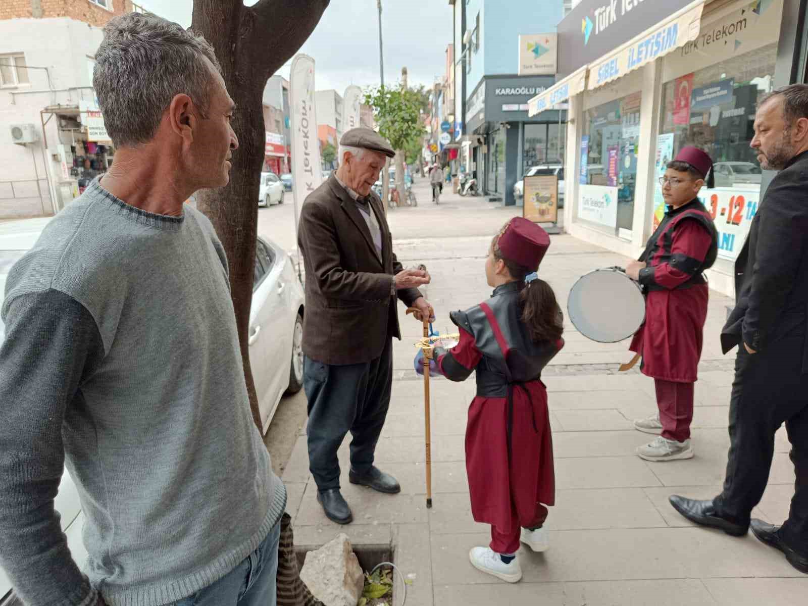 kozanda ogrenciler ilahiler soyleyerek sokaklarda yuruduler 1 A1lbGprD