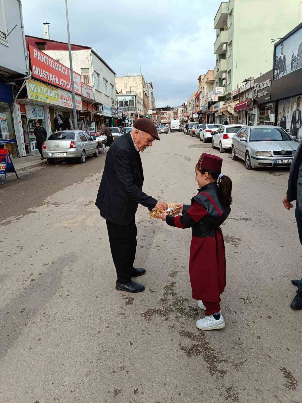 kozanda ogrenciler ilahiler soyleyerek sokaklarda yuruduler 2 h8A75cUM
