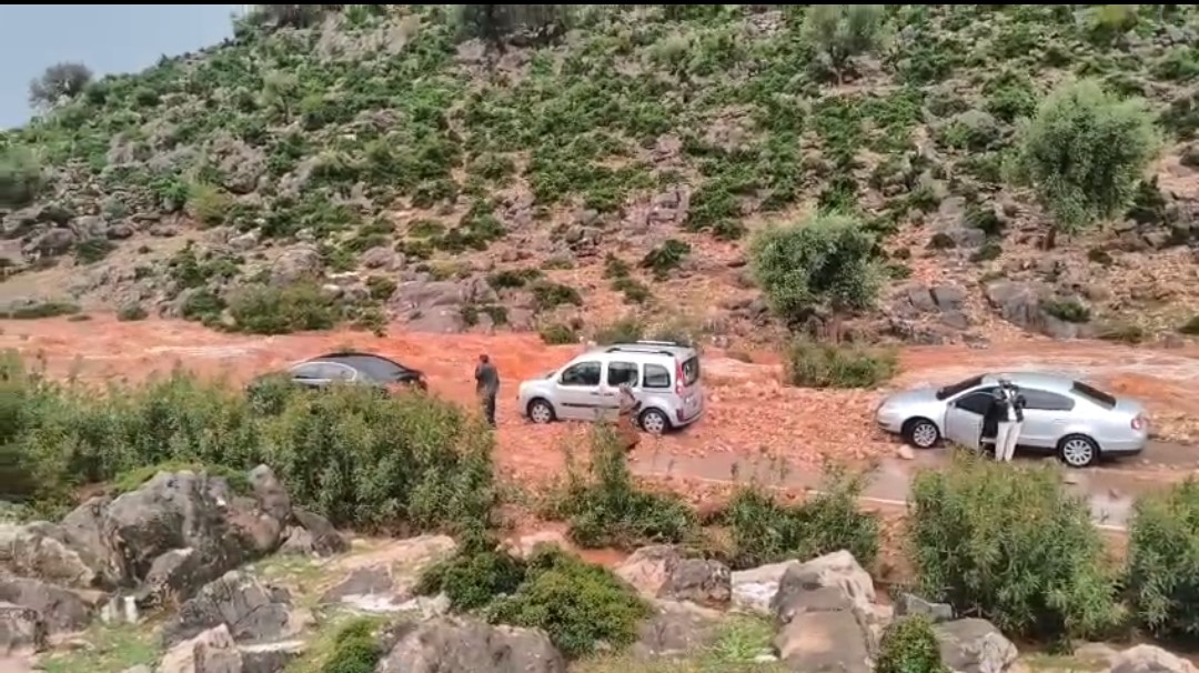 kozanda saganak ve dolu hayati felc etti yollar kapandi araclar mahsur kaldi 0 PzEEB52W