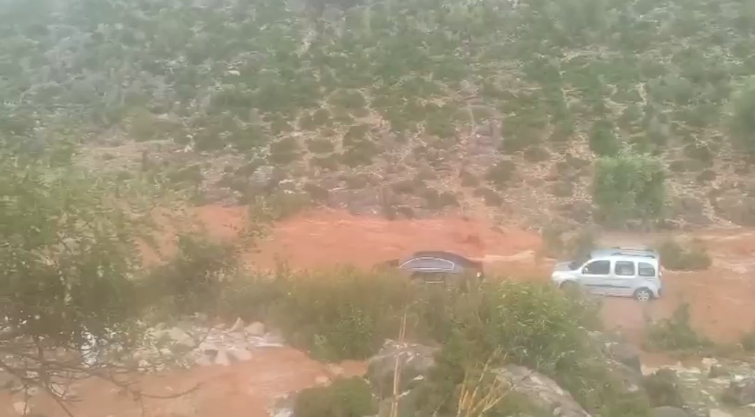 kozanda saganak ve dolu hayati felc etti yollar kapandi araclar mahsur kaldi 2 KX9XHPia